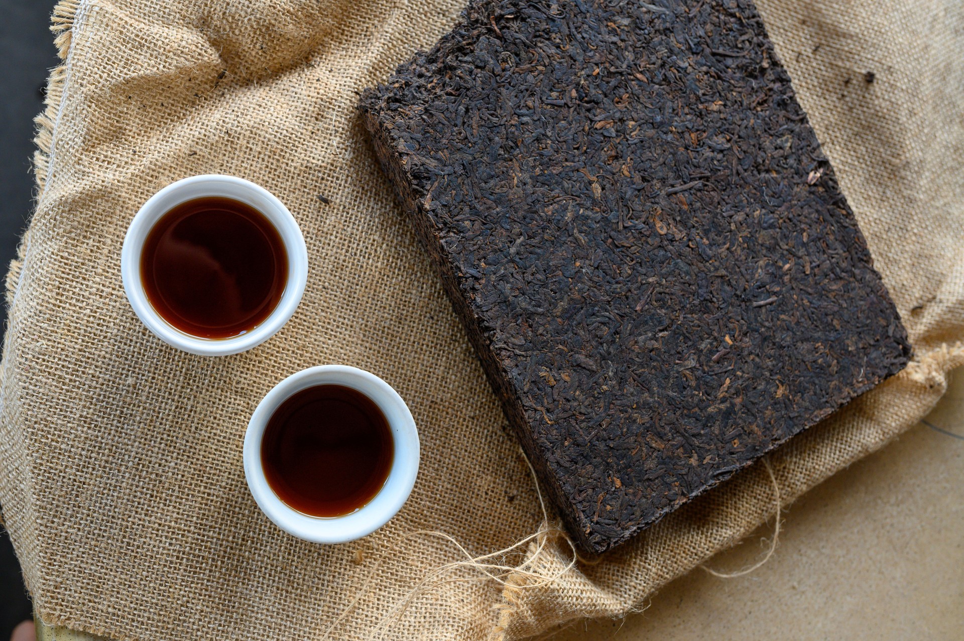 Black pu-erh tea and Chinese Tea cups on Wooden Table
